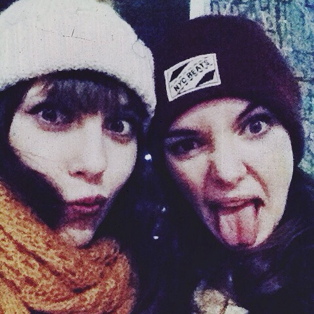Remembering the good old days with this one in Dublin last winter 👯❤️// #tbt #winter #ireland #dublin #sisters #love